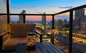 Luxury Downtown Sunset Getaway - Your Home Away From Home - Fully Stocked Kitchen, Gym, Balcony, Free Parking