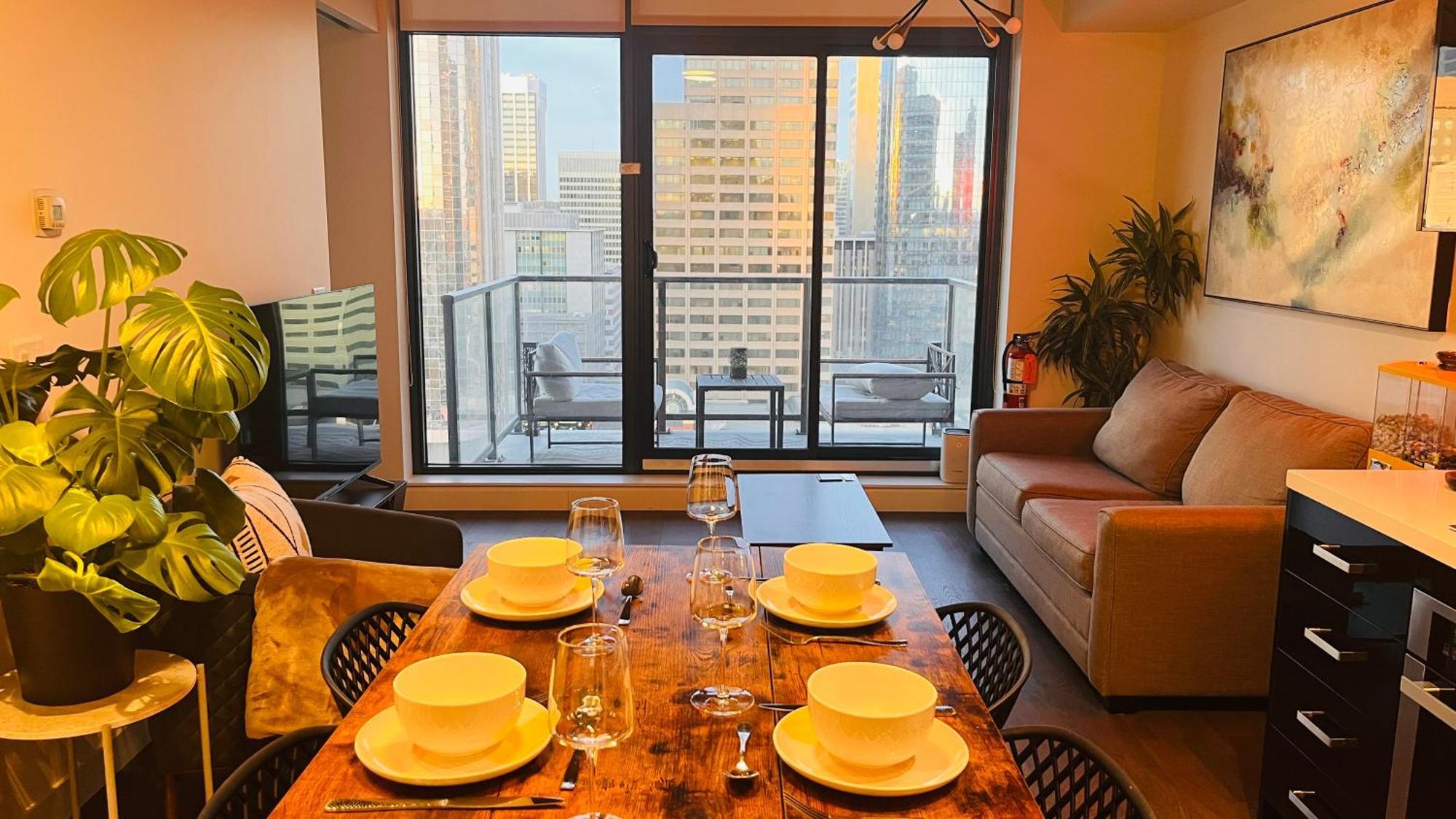 Luxury Downtown Sunset Getaway: Urban Oasis with Kitchen & Gym Apartment Calgary Exterior photo